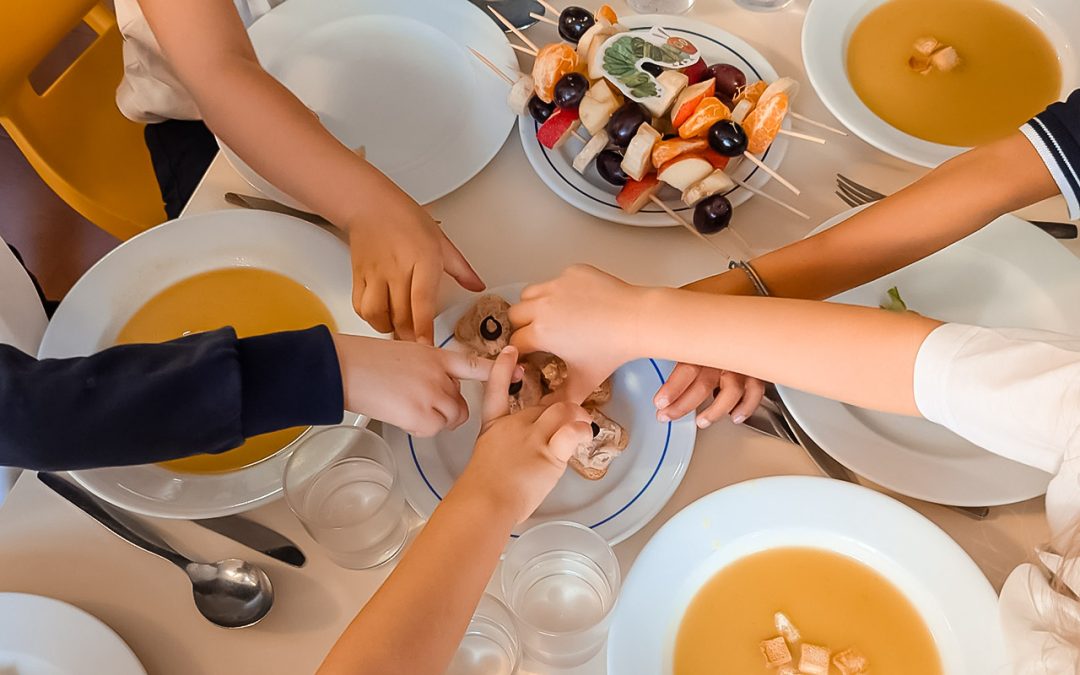 Pré-escolar prepara almoço saudável